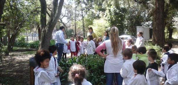 Niños en el Jardín Botánico y Arboretum de la Facultad
