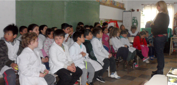 Enseñando el cuidado de la naturaleza con insectos benéficos en escuela primaria de Brandsen