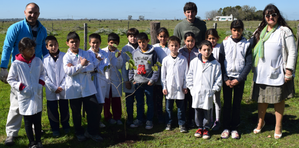 Enseñando los beneficios de los árboles en escuelas de Brandsen 