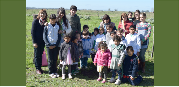 Enseñando los beneficios de los árboles en escuelas de Brandsen 