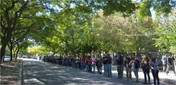 Multitudinario abrazo a las Facultades del Bosque