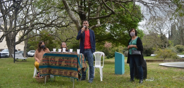 Siembra de plantines en el marco del proyecto “El árbol de las Abuelas. Itinerarios entre infancias y memoria”