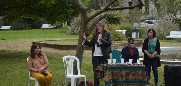 Siembra de plantines en el marco del proyecto “El árbol de las Abuelas. Itinerarios entre infancias y memoria”