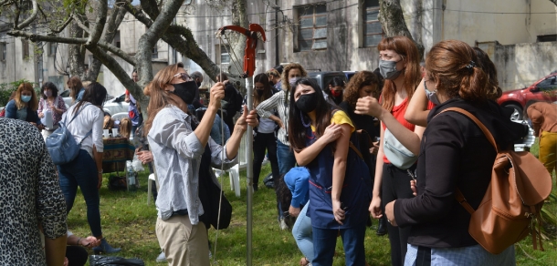 Siembra de plantines en el marco del proyecto “El árbol de las Abuelas. Itinerarios entre infancias y memoria”