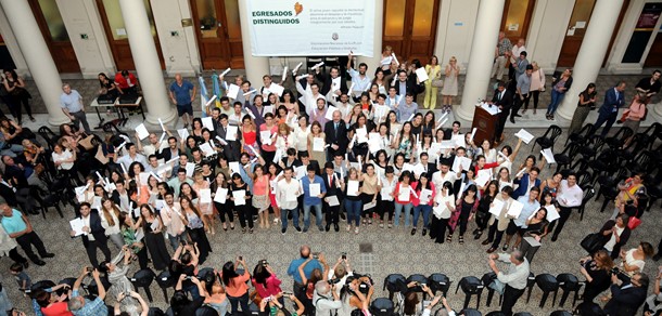 La UNLP reconoció a sus mejores graduados