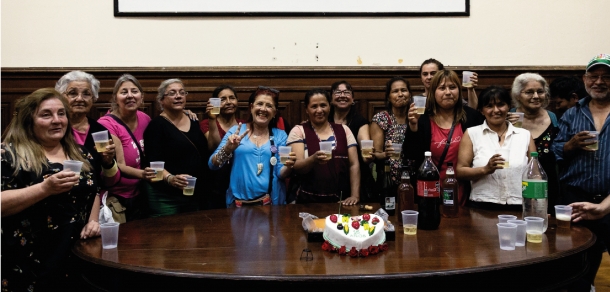 Se estrenó “Manos de la Tierra”, un documental sobre la primera feria de familias productoras locales de la UNLP