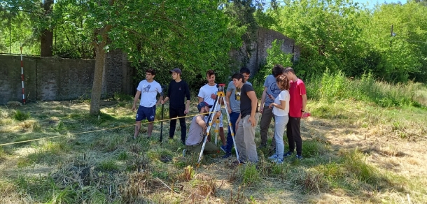 Actividad de extensión de la cátedra de Topografía en conjunto con la organización Movida de Locos