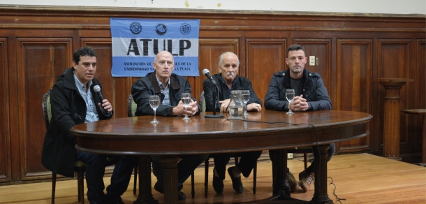 Nuestra Facultad reconoce a compañeros Nodocentes renombrando aulas del edificio central