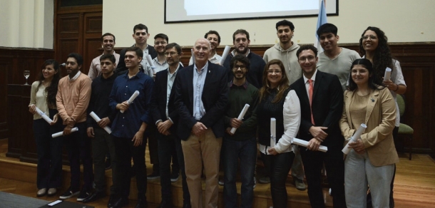 Acto de jura de práctica y entrega de títulos simbólicos a Graduados