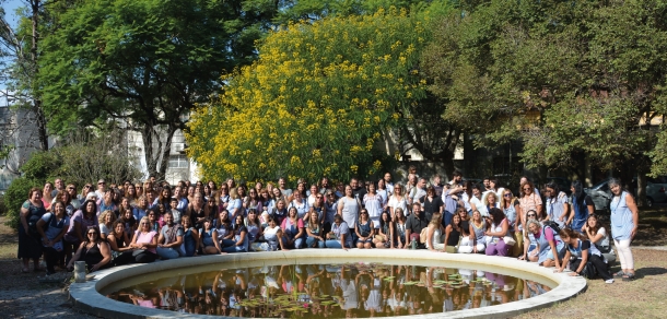 Repique de los plantines de Acacia carnaval en el marco del proyecto de extensión 