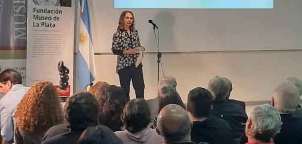 Entrega distinciones por parte de la Fundación Museo de La Plata