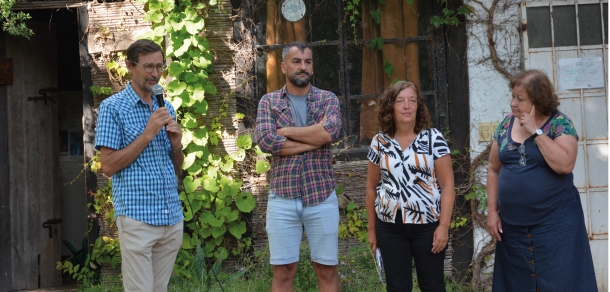 Repique de los plantines de Acacia carnaval en el marco del proyecto de extensión 