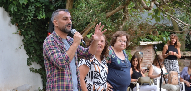 Repique de los plantines de Acacia carnaval en el marco del proyecto de extensión 