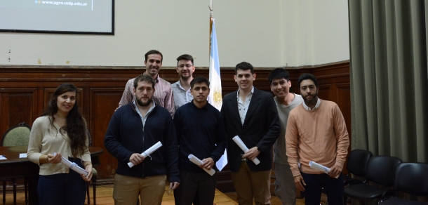 Acto de jura de práctica y entrega de títulos simbólicos a Graduados