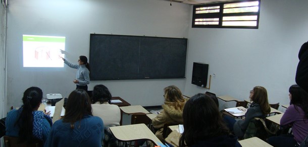 Elaborando papel artesanal en la Facultad