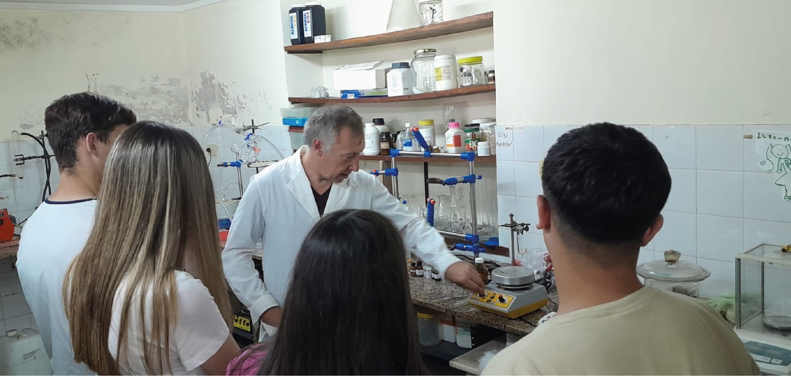 Actividad en el laboratorio de Química Orgánica con escuelas de Magdalena