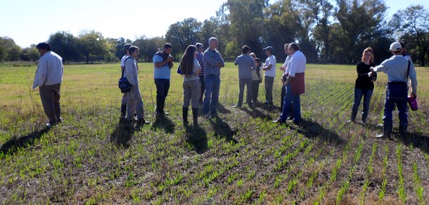 Visita guiada para productores tamberos al Tambo Santa Catalina. UNLP.