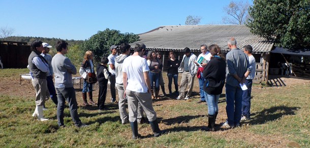 Visita guiada para productores tamberos al Tambo Santa Catalina. UNLP.