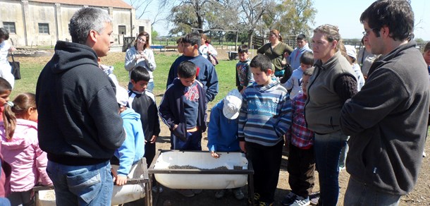 Estudiantes de la EP Nº5 de Gómez de la Vega visitaron el tambo Santa Catalina. 