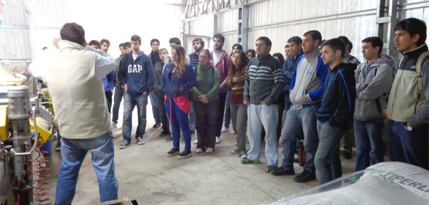 Estudiantes visitaron planta de cultivo