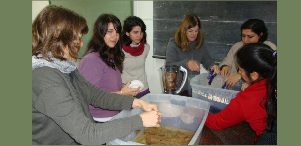 Elaborando papel artesanal en la Facultad