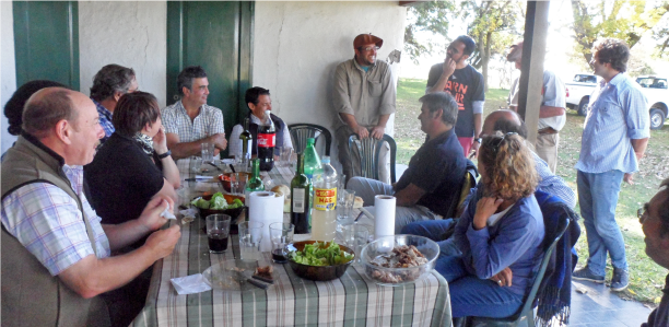 Recorrida de productores de Cambio Rural II de Castelli en el establecimiento El Amanecer-UNLP