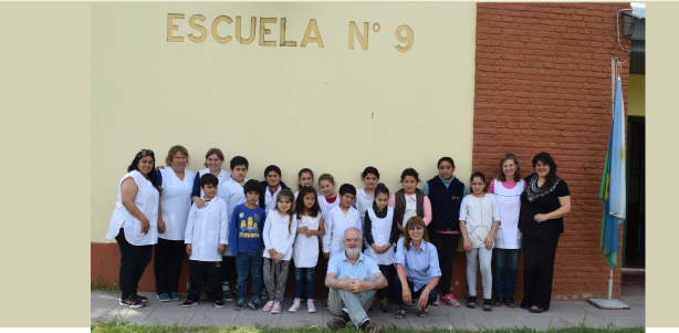 Estudiantes de escuelas primarias conocen sobre la producción de lombricompuesto.