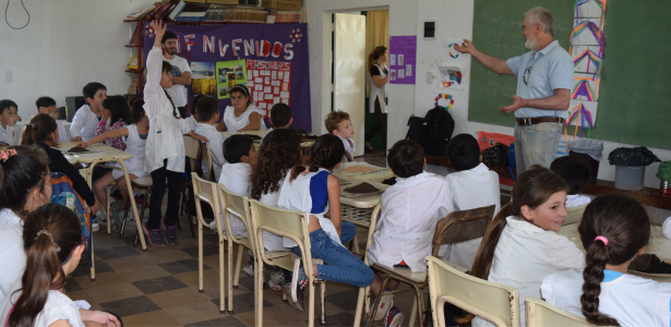 Estudiantes de escuelas primarias conocen sobre la producción de lombricompuesto.